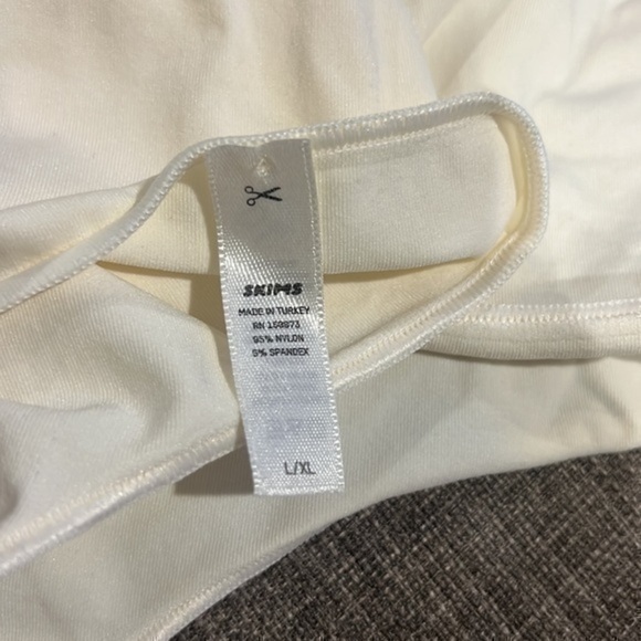 Skims Essential Crew Neck Sleeveless - Picture 3 of 10